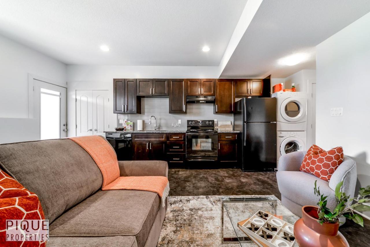 Stunning Modern - King Bed - Free Parking & Netflix - Fast Wi-fi - Long Welcome Edmonton