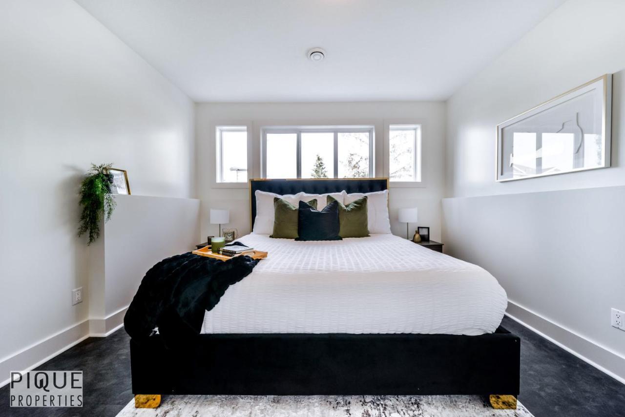 Stunning Modern - King Bed - Free Parking & Netflix - Fast Wi-fi - Long Welcome Edmonton