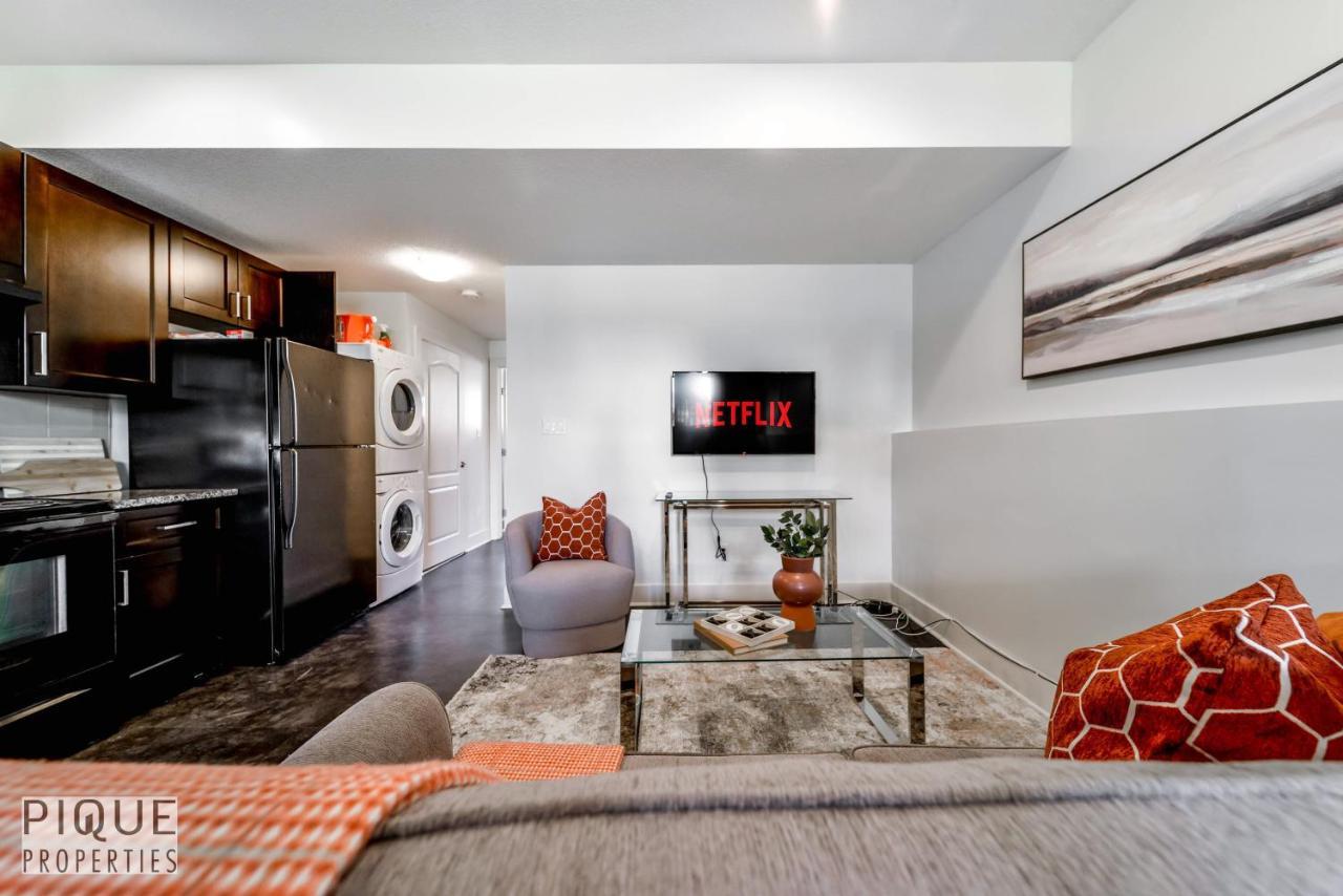 Stunning Modern - King Bed - Free Parking & Netflix - Fast Wi-fi - Long Welcome