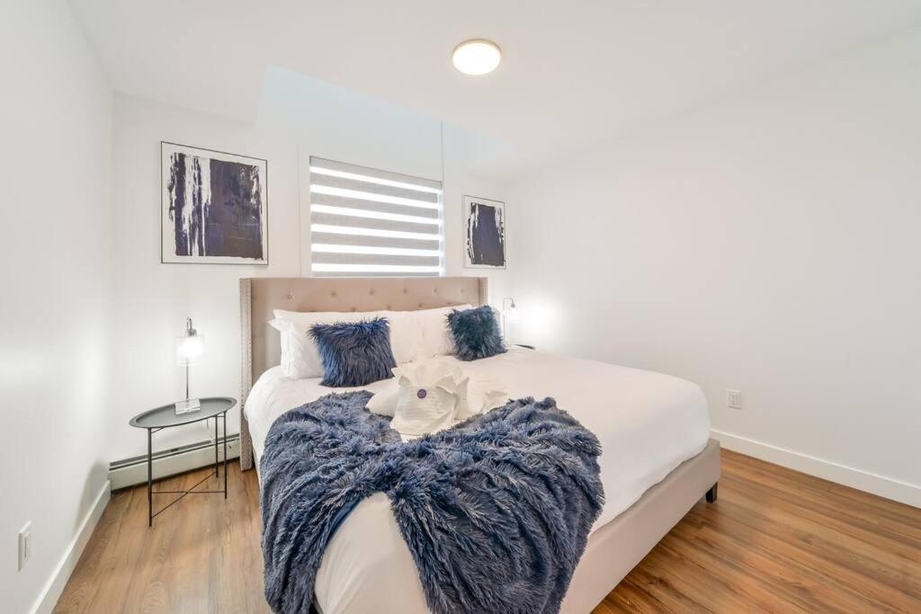 Royal Blue Wild Oasis Corner Pnhse Kingbed U/g Wi-fi Apartment Edmonton