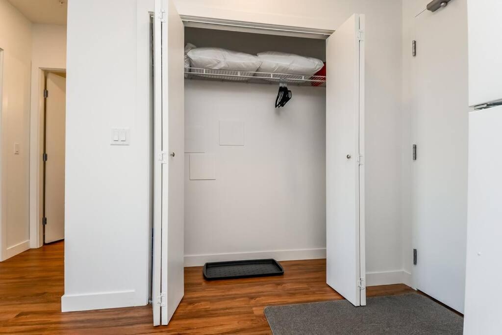 Apartment Royal Blue Wild Oasis Corner Pnhse Kingbed U/g Wi-fi Edmonton