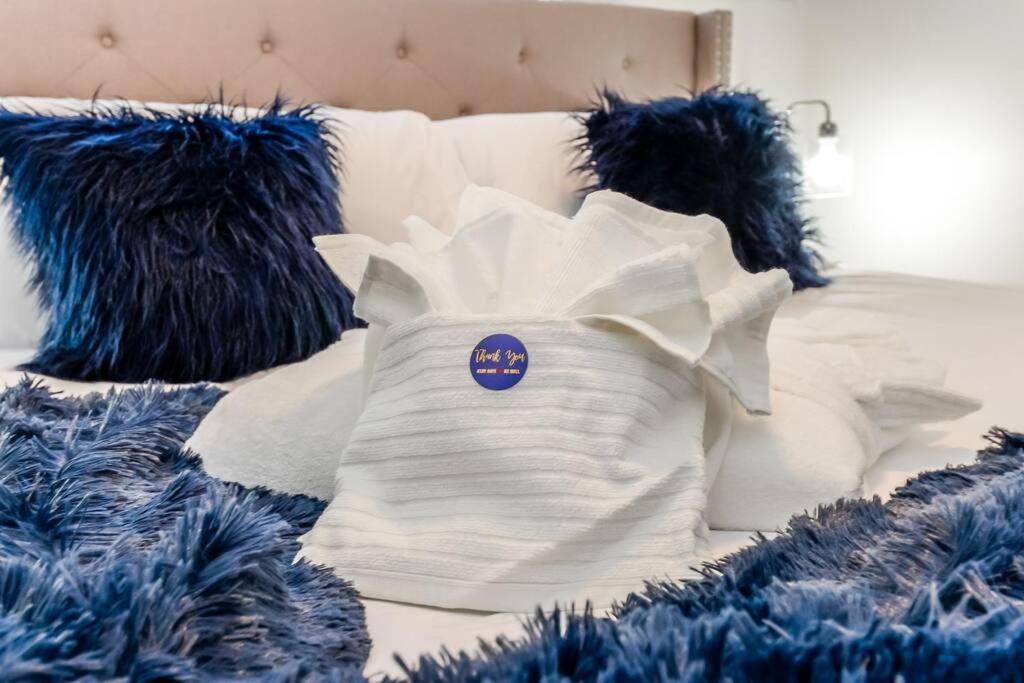 Royal Blue Wild Oasis Corner Pnhse Kingbed U/g Wi-fi * Edmonton