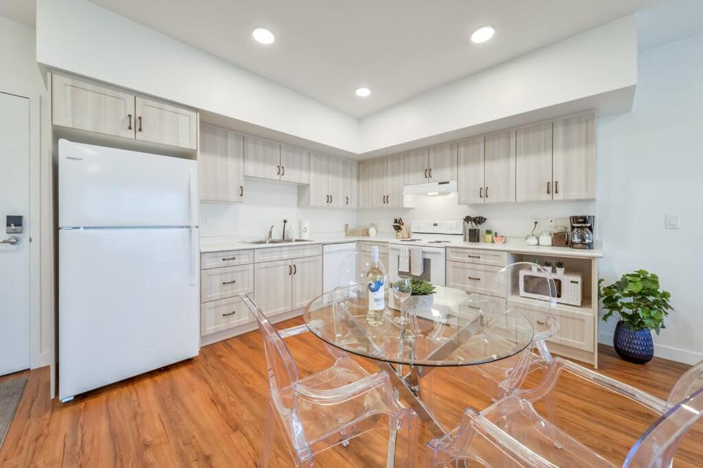 Royal Blue Wild Oasis Corner Pnhse Kingbed U/g Wi-fi Apartment
