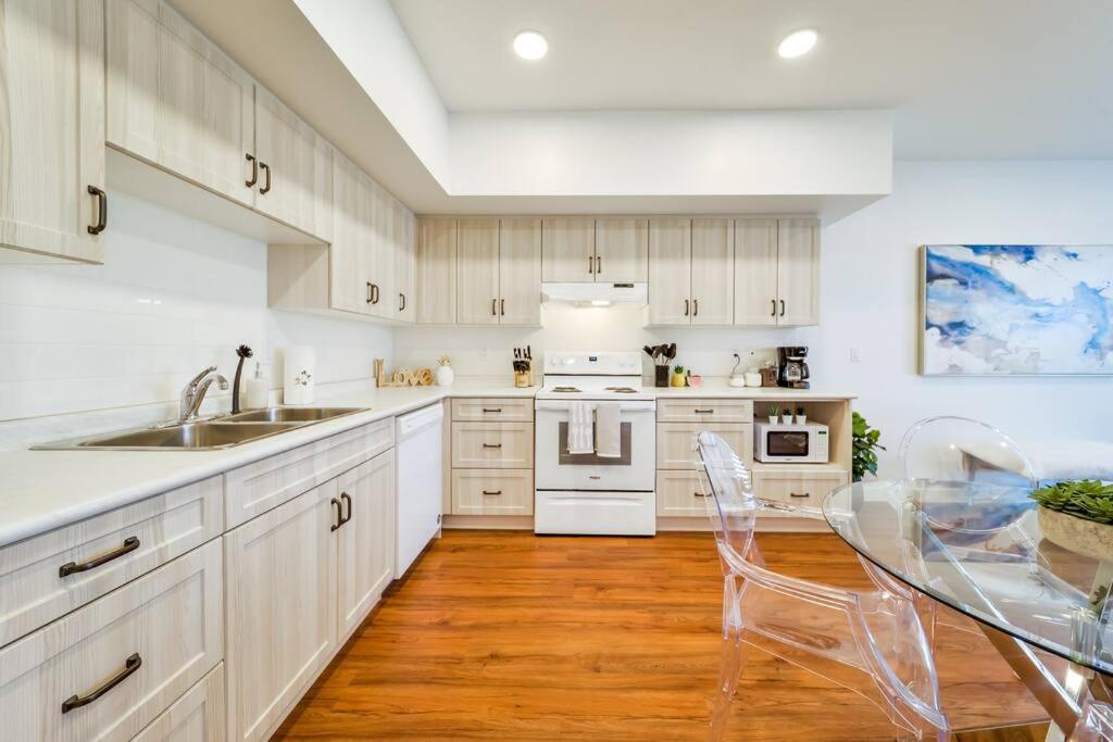 Royal Blue Wild Oasis Corner Pnhse Kingbed U/g Wi-fi Apartment Edmonton