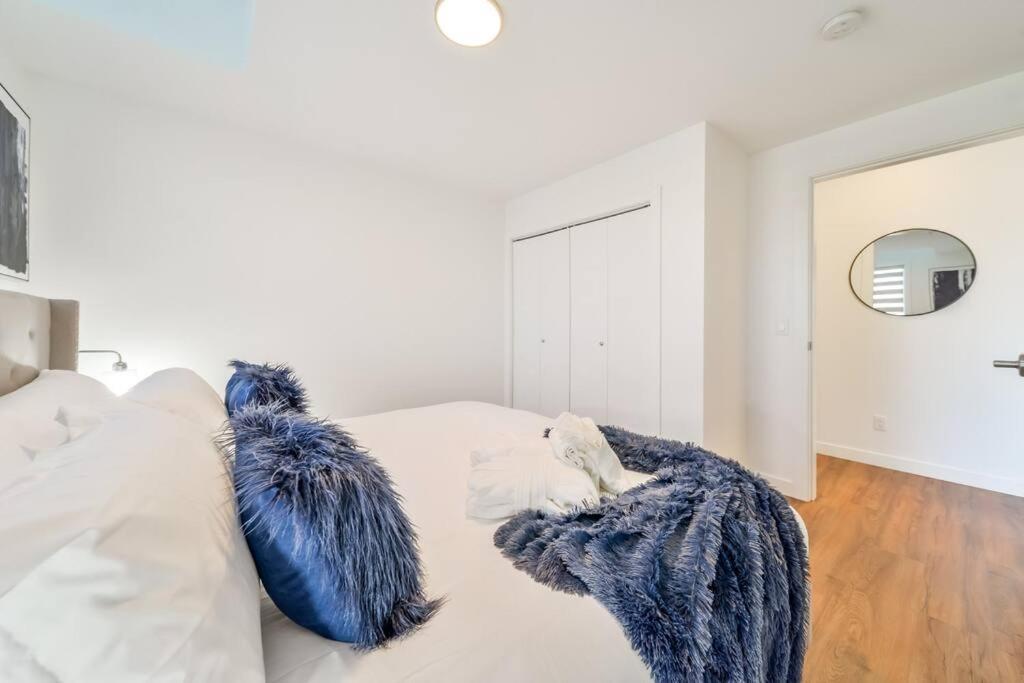 Royal Blue Wild Oasis Corner Pnhse Kingbed U/g Wi-fi