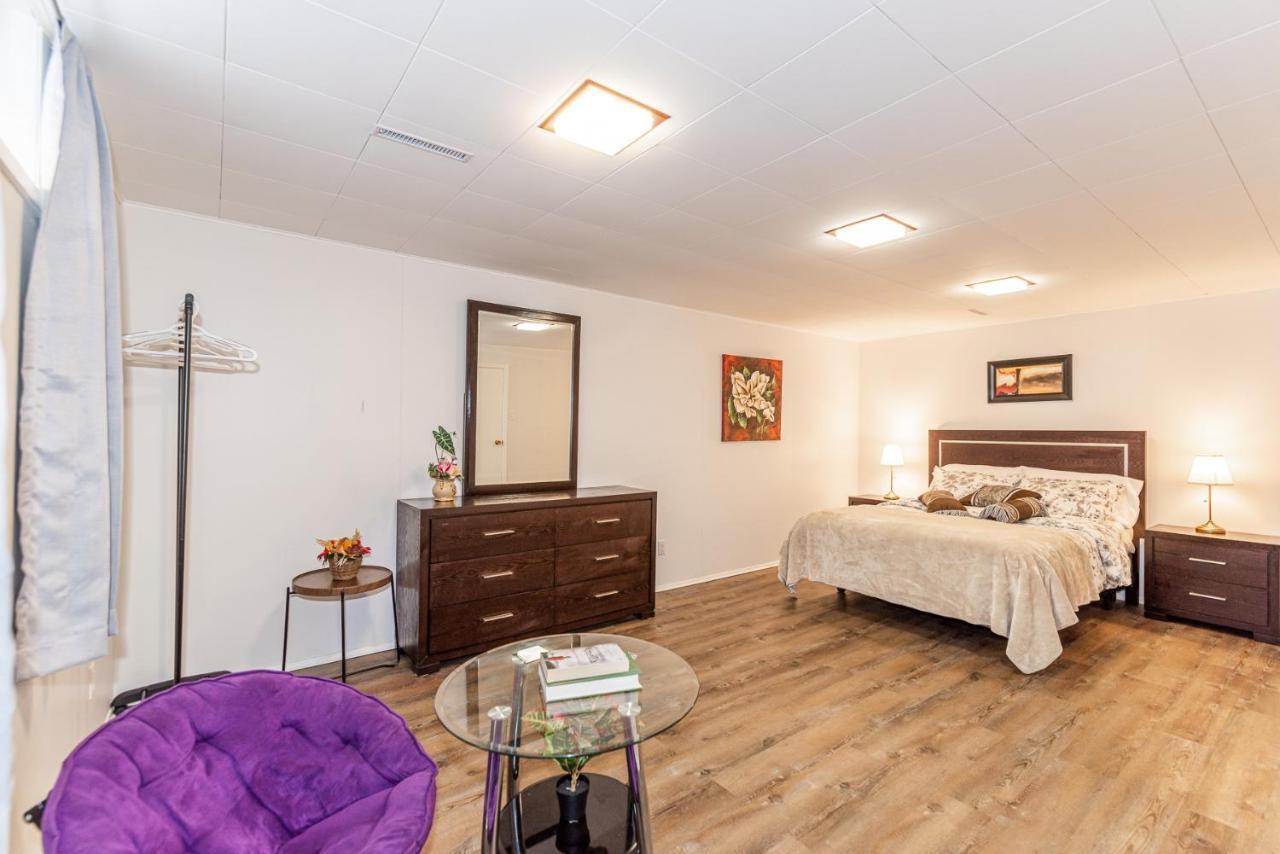 Southgate 5 Bedroom Vacation With Double Garage Holiday home Edmonton