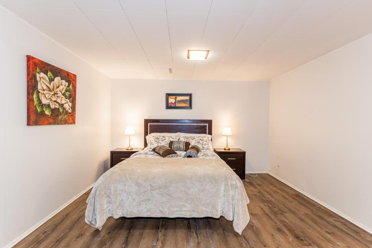 Southgate 5 Bedroom Vacation With Double Garage Holiday home *