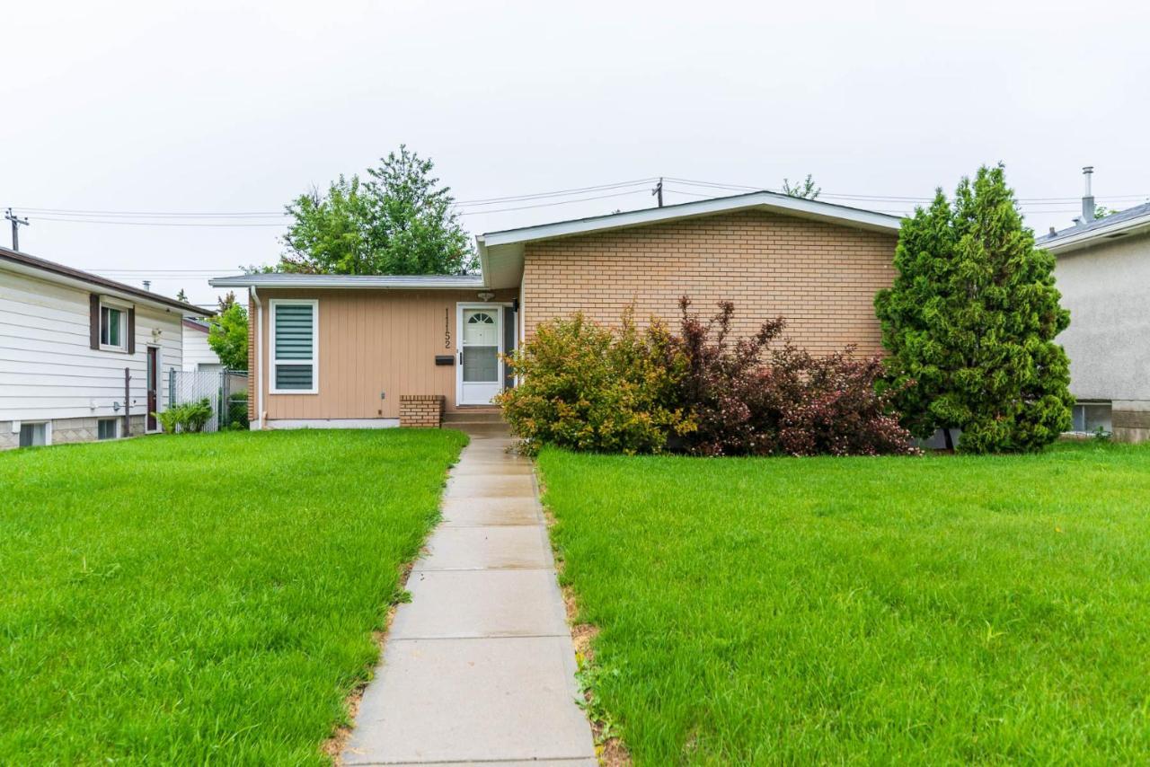 Southgate 5 Bedroom Vacation With Double Garage * Edmonton