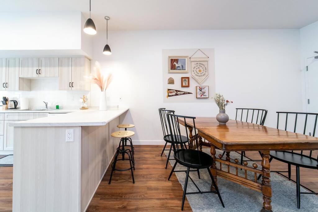 Apartment Modern Country Retreat, 5 Min To Dt & Rogers Place, Secure Ug Parking, Long Stays, Fast Wifi