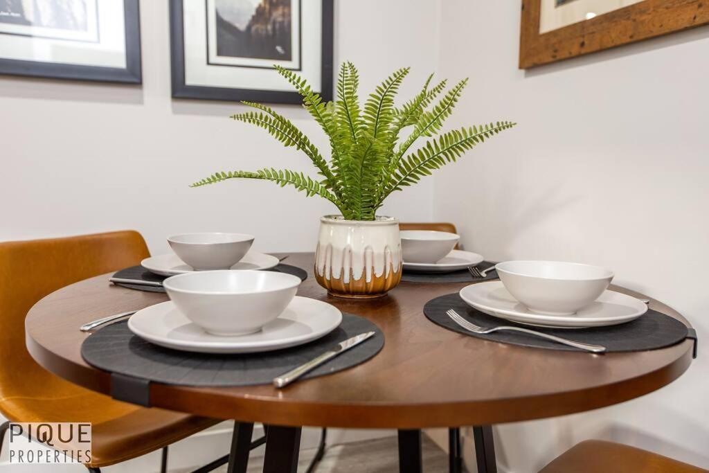 Apartment New, Mountain Chic Suite, Whyte Avenue, Netflix, Wifi, Sleeps 6 *