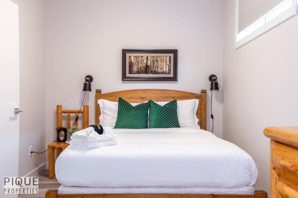 Apartment New, Mountain Chic Suite, Whyte Avenue, Netflix, Wifi, Sleeps 6 Edmonton