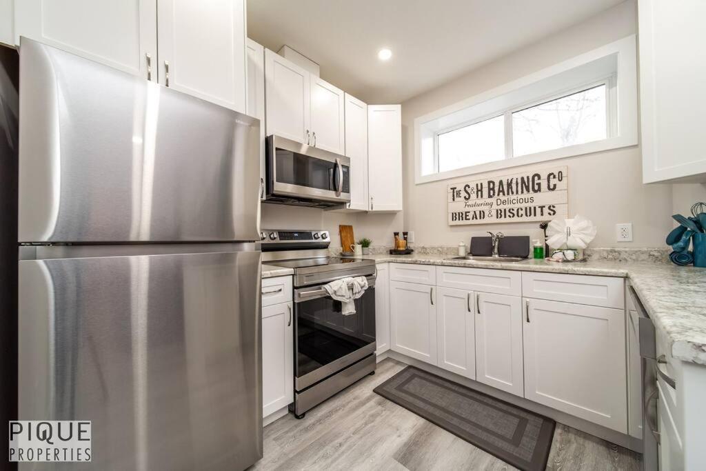 Apartment New, Mountain Chic Suite, Whyte Avenue, Netflix, Wifi, Sleeps 6 *