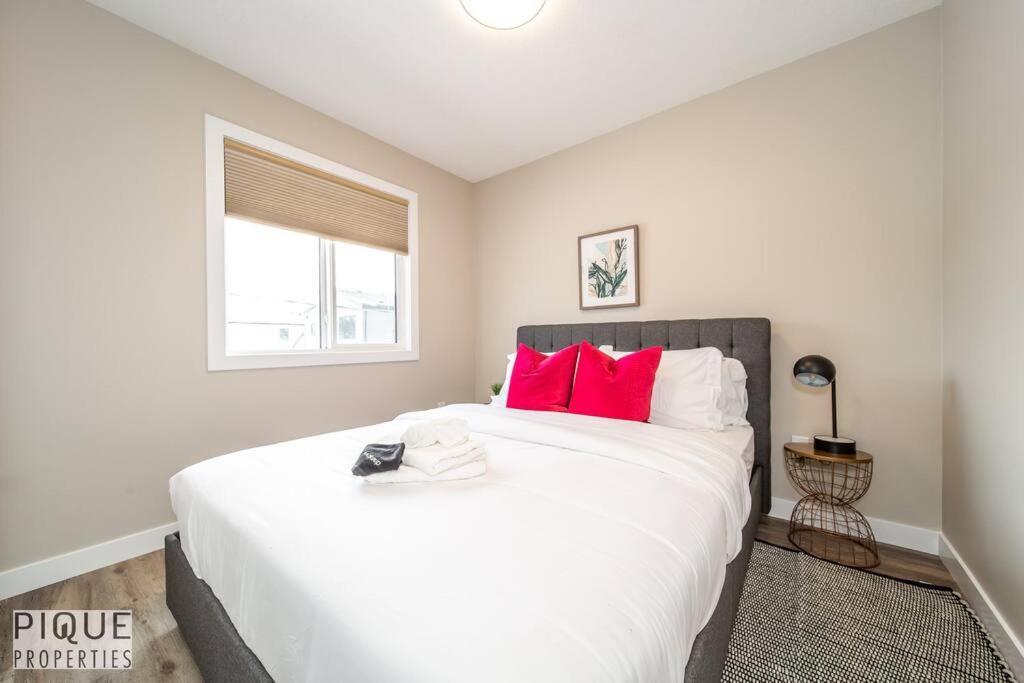 New, Euro-style Suite, Whyte Avenue, Ac, Netflix, Sleeps 6! *