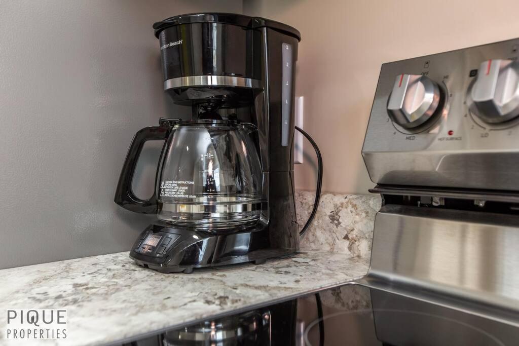 New, Euro-style Suite, Whyte Avenue, Ac, Netflix, Sleeps 6!