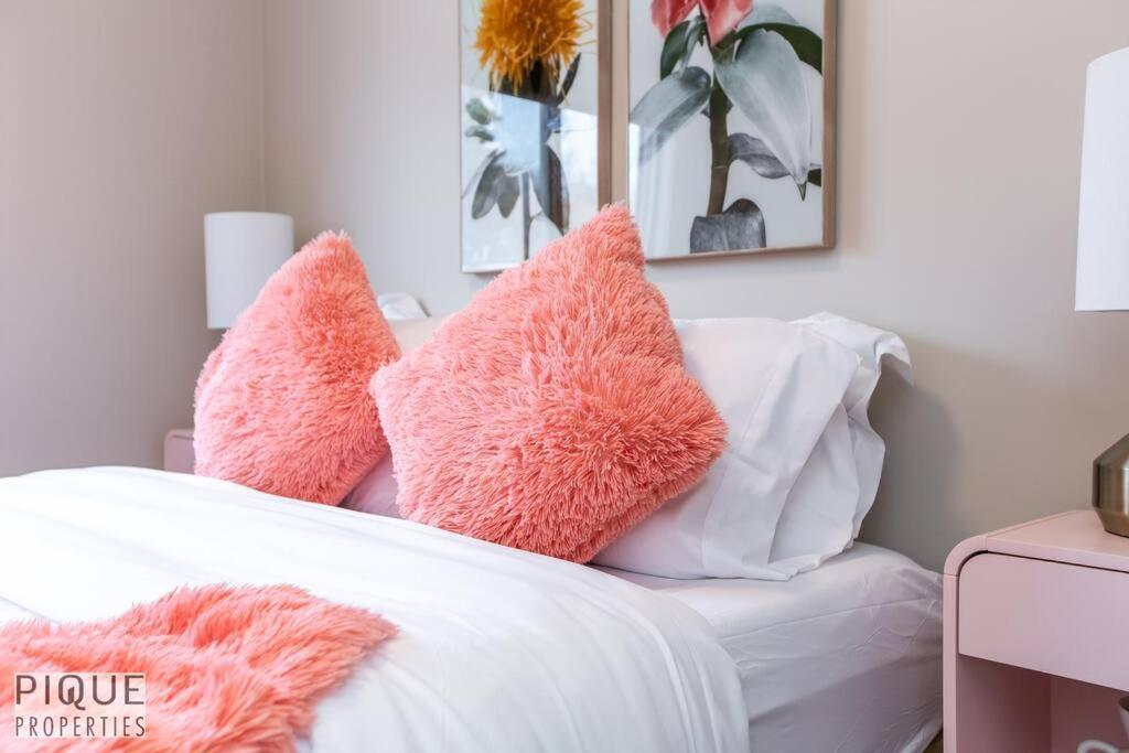 New, Euro-style Suite, Whyte Avenue, Ac, Netflix, Sleeps 6!