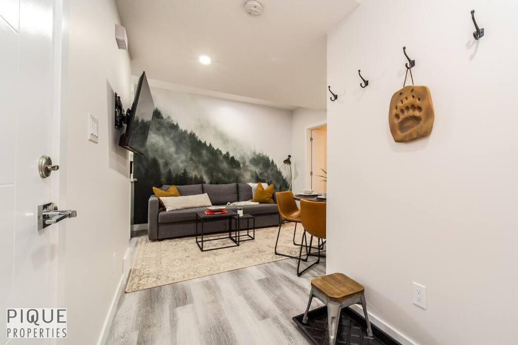 New, Mountain Chic Suite, Whyte Avenue, Netflix, Wifi, Sleeps 6 Apartment Edmonton
