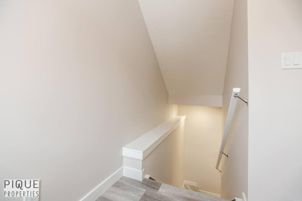 New, Mountain Chic Suite, Whyte Avenue, Netflix, Wifi, Sleeps 6