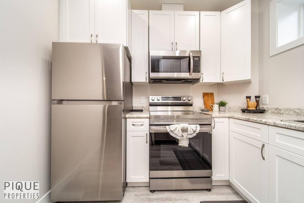 New, Mountain Chic Suite, Whyte Avenue, Netflix, Wifi, Sleeps 6 Apartment Edmonton