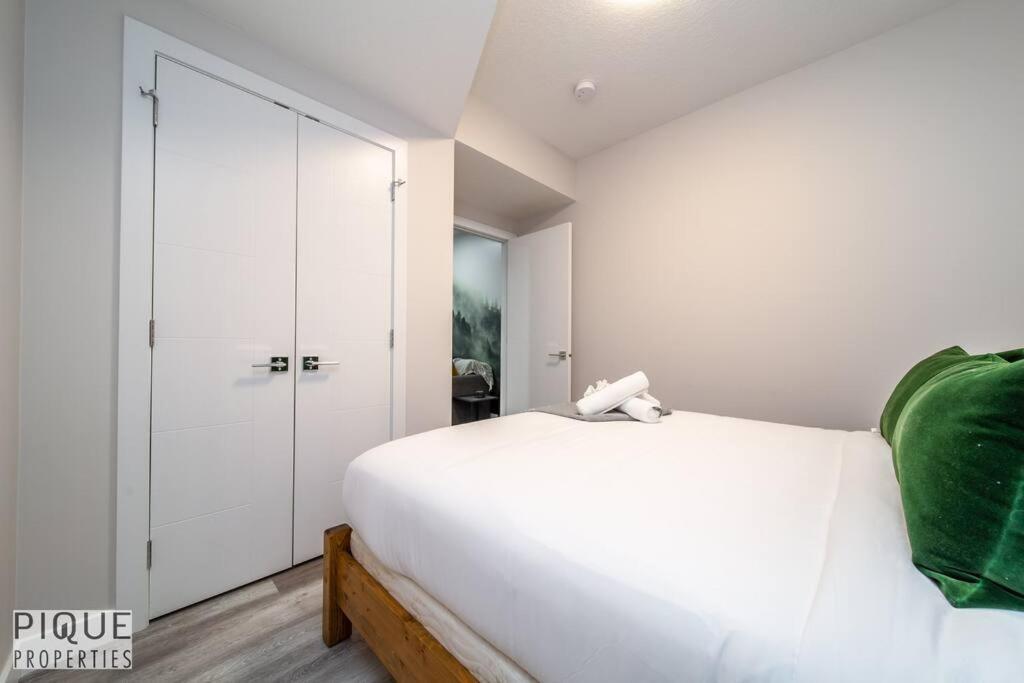New, Mountain Chic Suite, Whyte Avenue, Netflix, Wifi, Sleeps 6