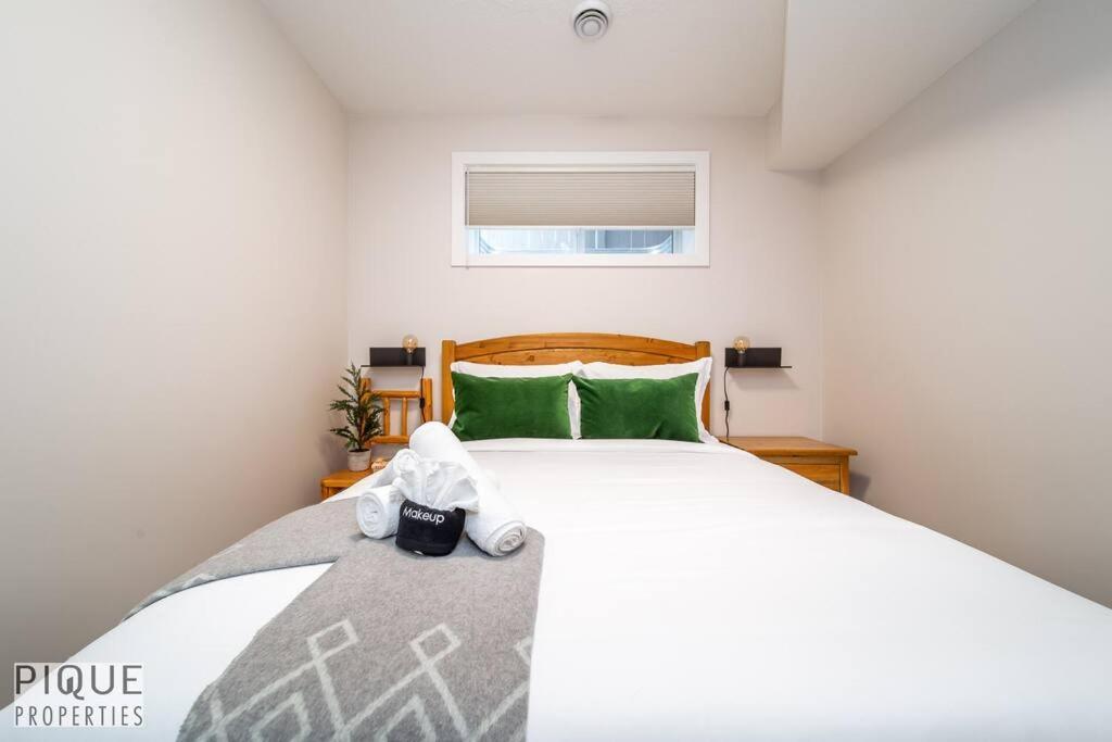 New, Mountain Chic Suite, Whyte Avenue, Netflix, Wifi, Sleeps 6 Apartment