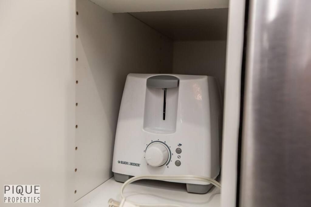 Apartment New, Mountain Chic Suite, Whyte Avenue, Netflix, Wifi, Sleeps 6 Edmonton
