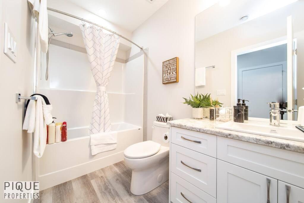 New, Mountain Chic Suite, Whyte Avenue, Netflix, Wifi, Sleeps 6 Apartment Edmonton