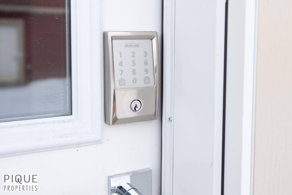 New, Mountain Chic Suite, Whyte Avenue, Netflix, Wifi, Sleeps 6 Apartment