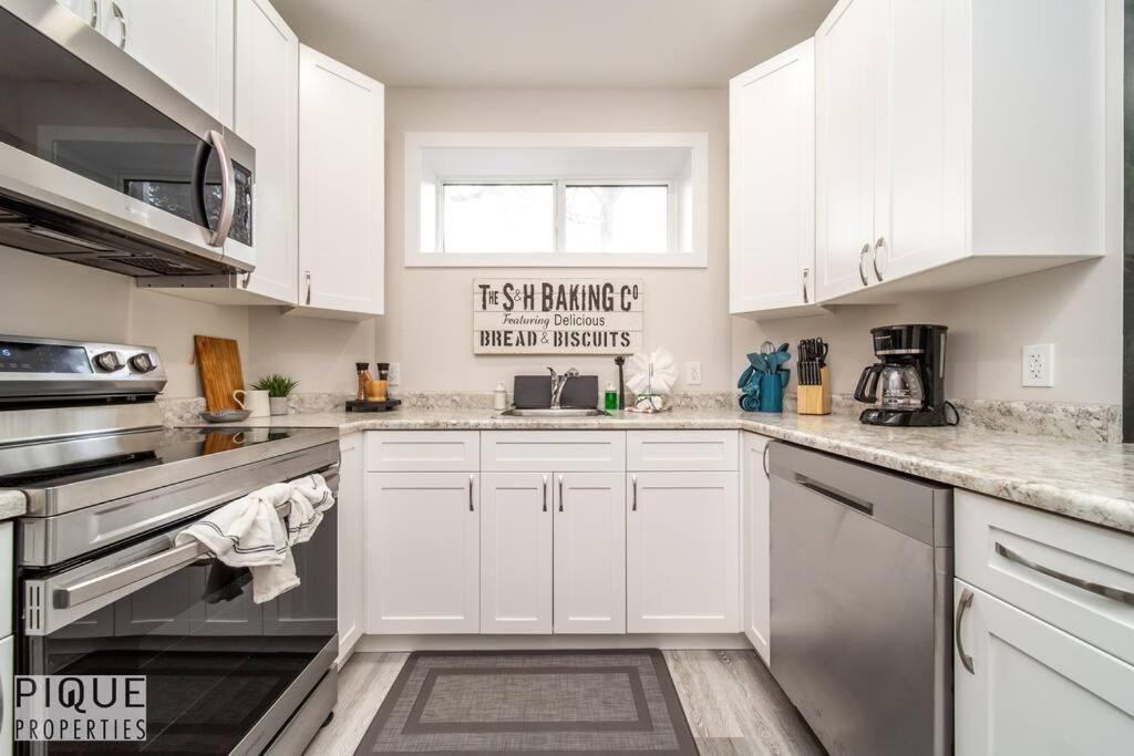New, Mountain Chic Suite, Whyte Avenue, Netflix, Wifi, Sleeps 6