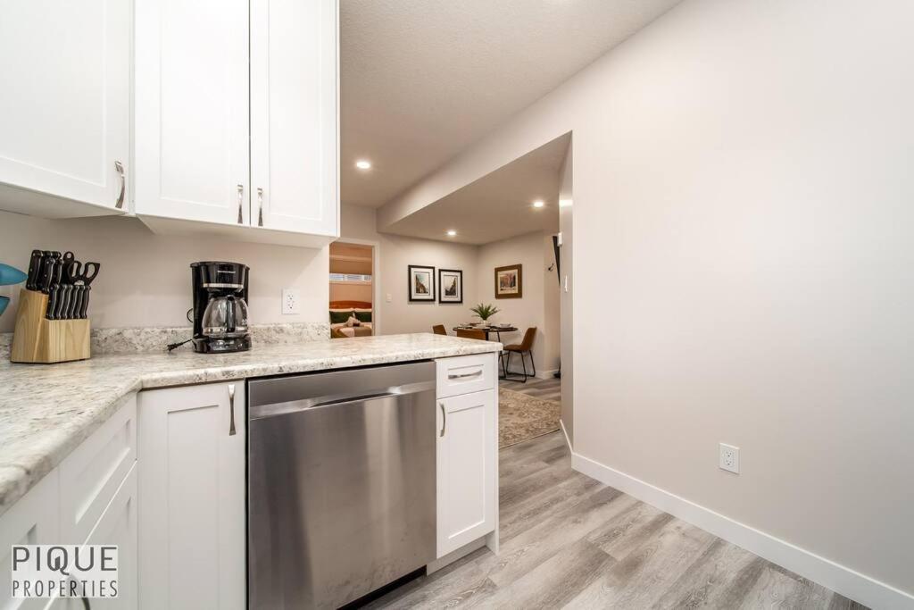 New, Mountain Chic Suite, Whyte Avenue, Netflix, Wifi, Sleeps 6 Apartment *
