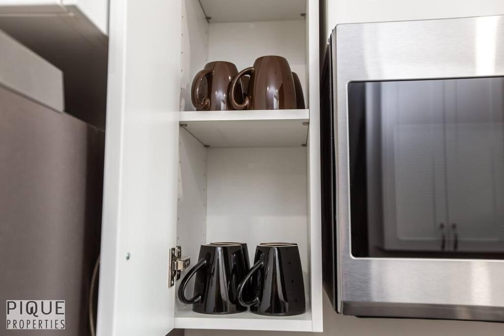New, Mountain Chic Suite, Whyte Avenue, Netflix, Wifi, Sleeps 6 Edmonton