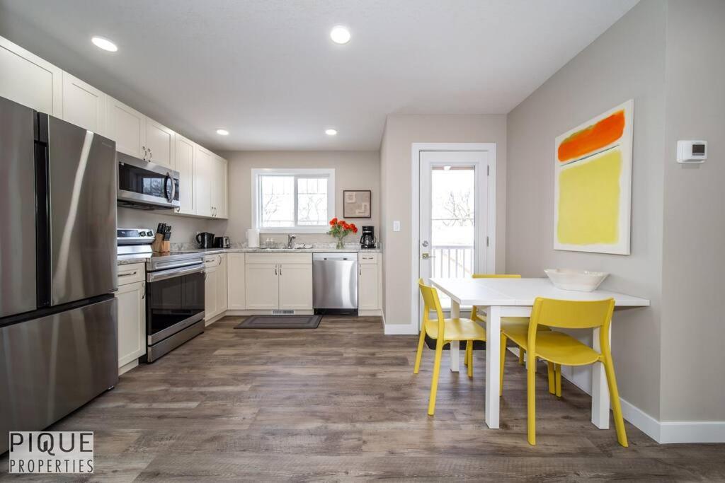 New, Euro-style Suite, Whyte Avenue, Ac, Netflix, Sleeps 6! Apartment