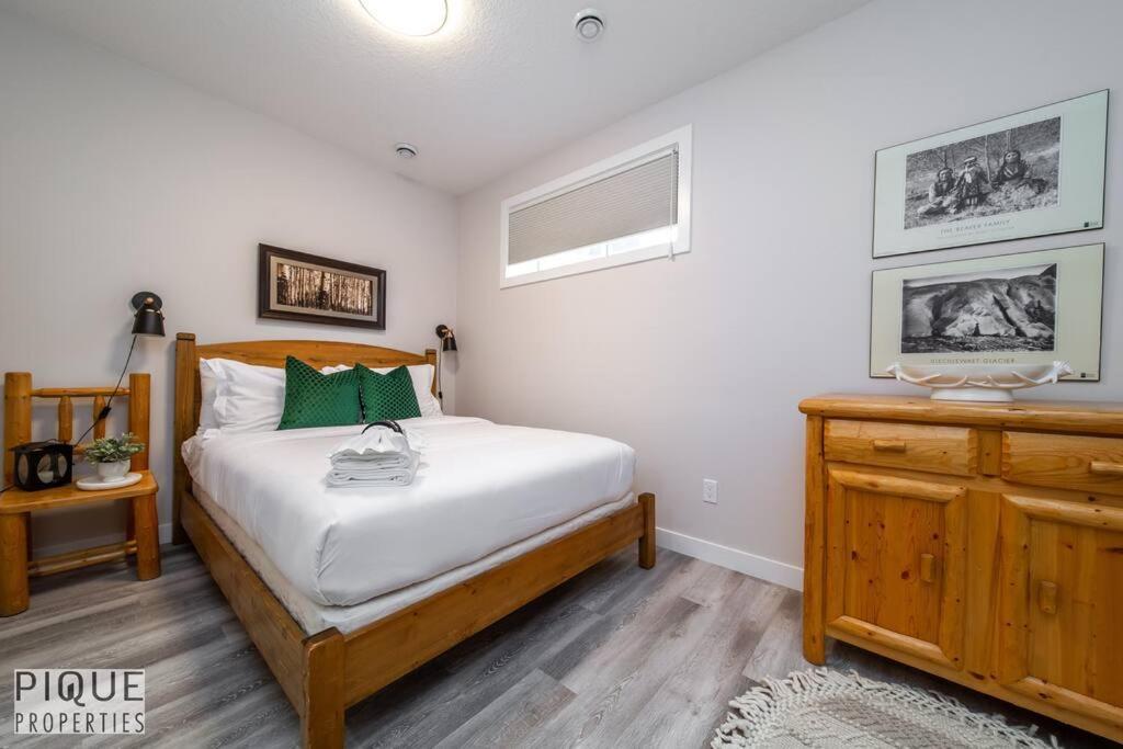 New, Mountain Chic Suite, Whyte Avenue, Netflix, Wifi, Sleeps 6