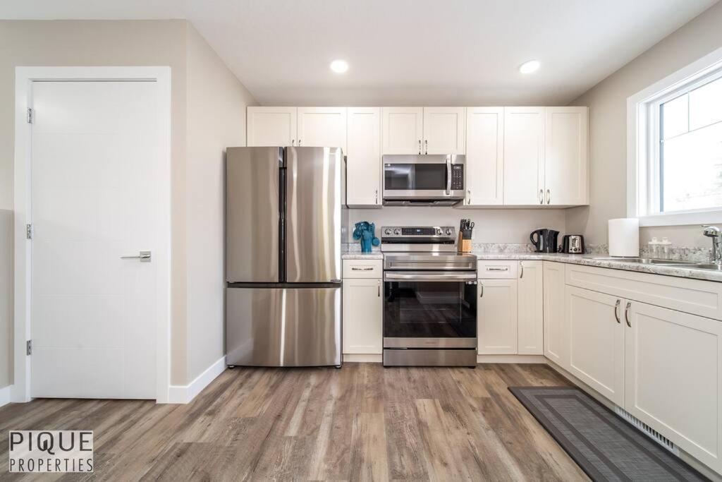New, Euro-style Suite, Whyte Avenue, Ac, Netflix, Sleeps 6! Apartment *