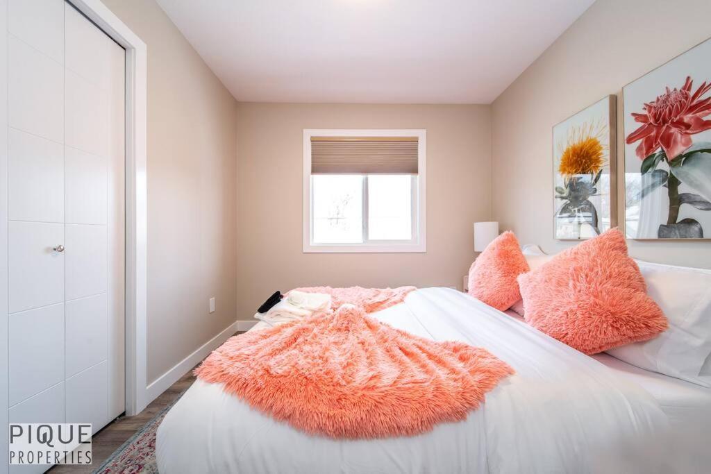 New, Euro-style Suite, Whyte Avenue, Ac, Netflix, Sleeps 6! Apartment