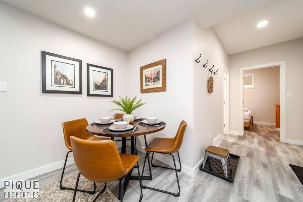 New, Mountain Chic Suite, Whyte Avenue, Netflix, Wifi, Sleeps 6