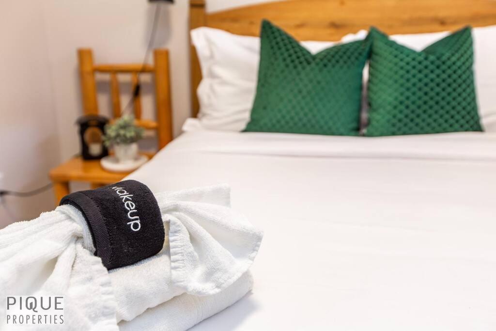 New, Mountain Chic Suite, Whyte Avenue, Netflix, Wifi, Sleeps 6 * Edmonton
