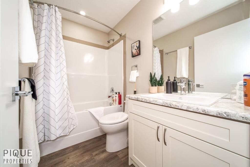 New, Euro-style Suite, Whyte Avenue, Ac, Netflix, Sleeps 6! Apartment *