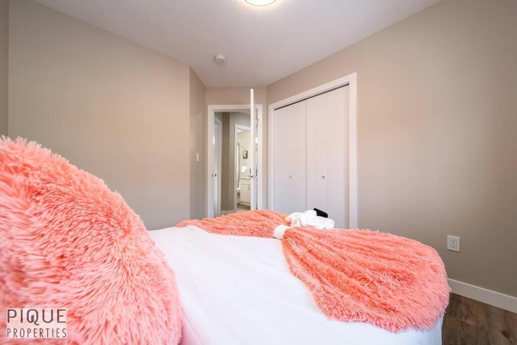 New, Euro-style Suite, Whyte Avenue, Ac, Netflix, Sleeps 6! * Edmonton