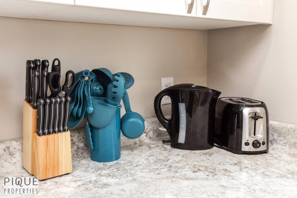New, Euro-style Suite, Whyte Avenue, Ac, Netflix, Sleeps 6! *