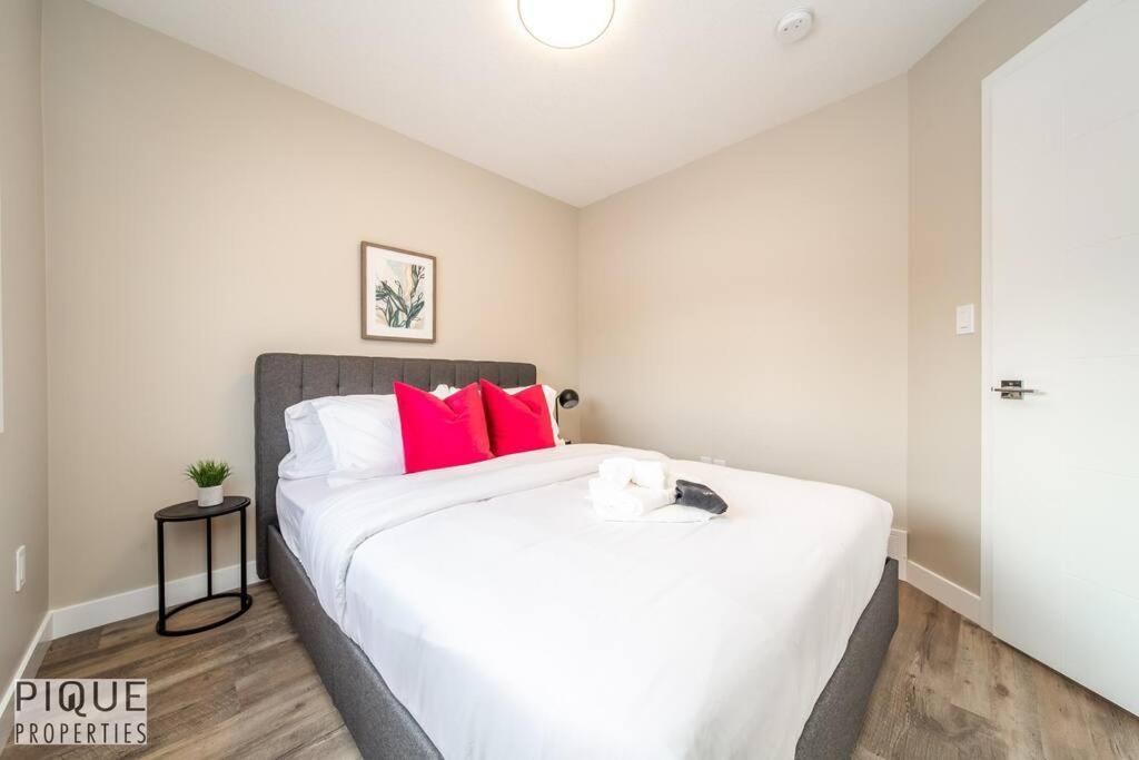 New, Euro-style Suite, Whyte Avenue, Ac, Netflix, Sleeps 6! * Edmonton