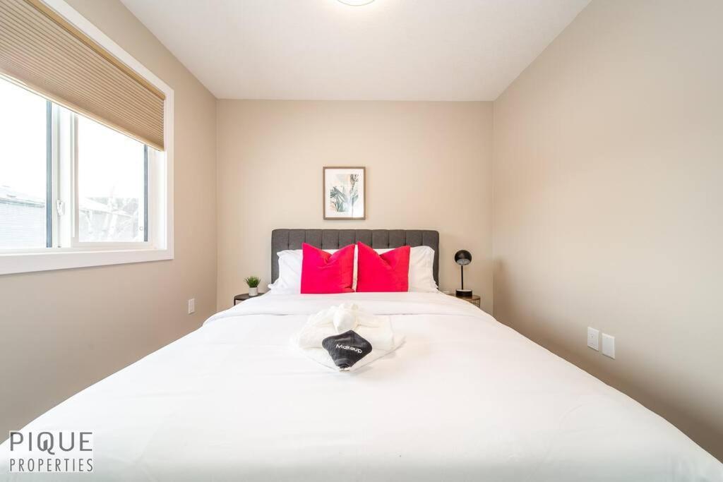 New, Euro-style Suite, Whyte Avenue, Ac, Netflix, Sleeps 6! Apartment Edmonton