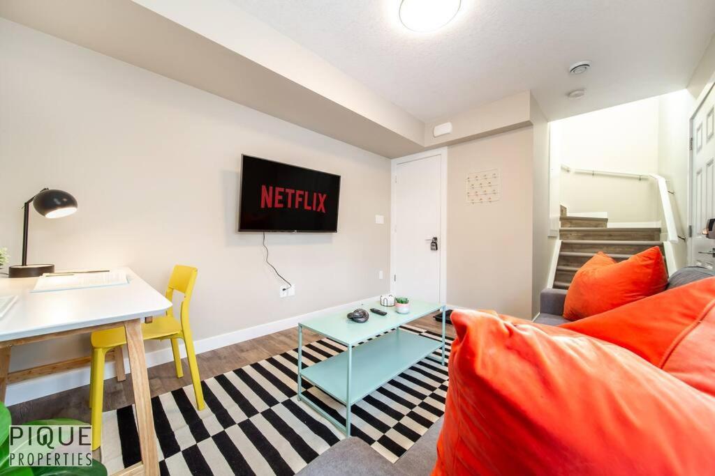 New, Euro-style Suite, Whyte Avenue, Ac, Netflix, Sleeps 6! *