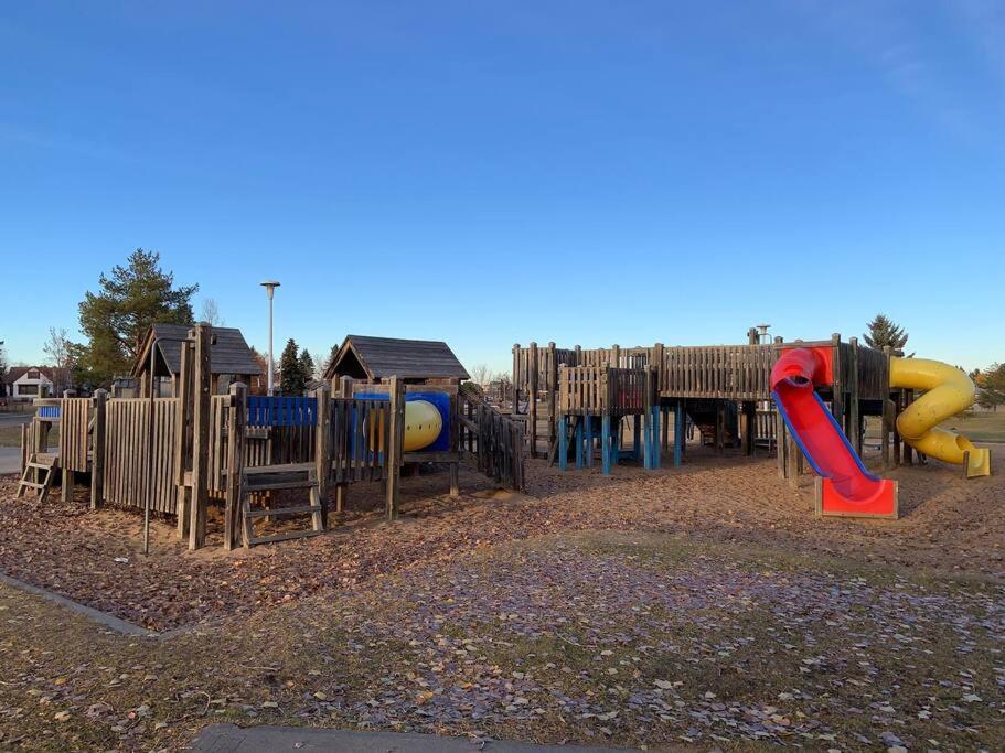 Modern Country Retreat, 5 Min To Dt & Rogers Place, Secure Ug Parking, Long Stays, Fast Wifi * Edmonton