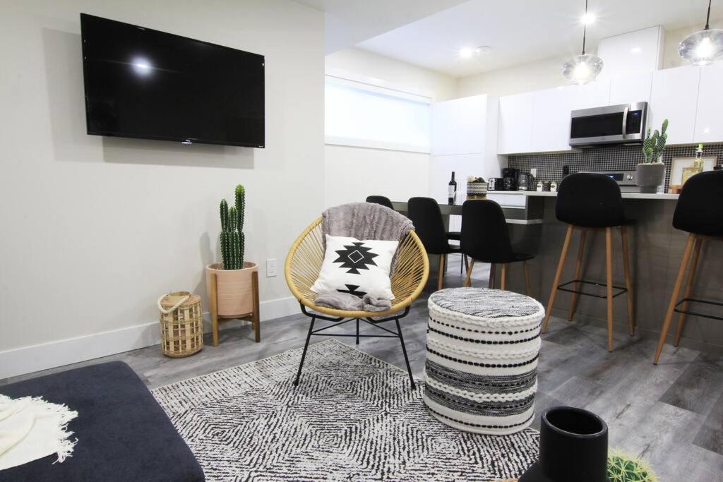 Executive Bsmt Suite, King Bed, 5 Min To Dt & Whyte Ave, Sleeps 6!
