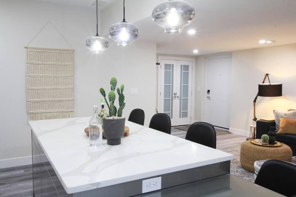 Executive Bsmt Suite, King Bed, 5 Min To Dt & Whyte Ave, Sleeps 6! Apartment *