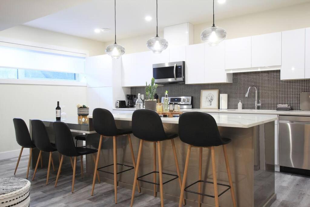 Executive Bsmt Suite, King Bed, 5 Min To Dt & Whyte Ave, Sleeps 6! *