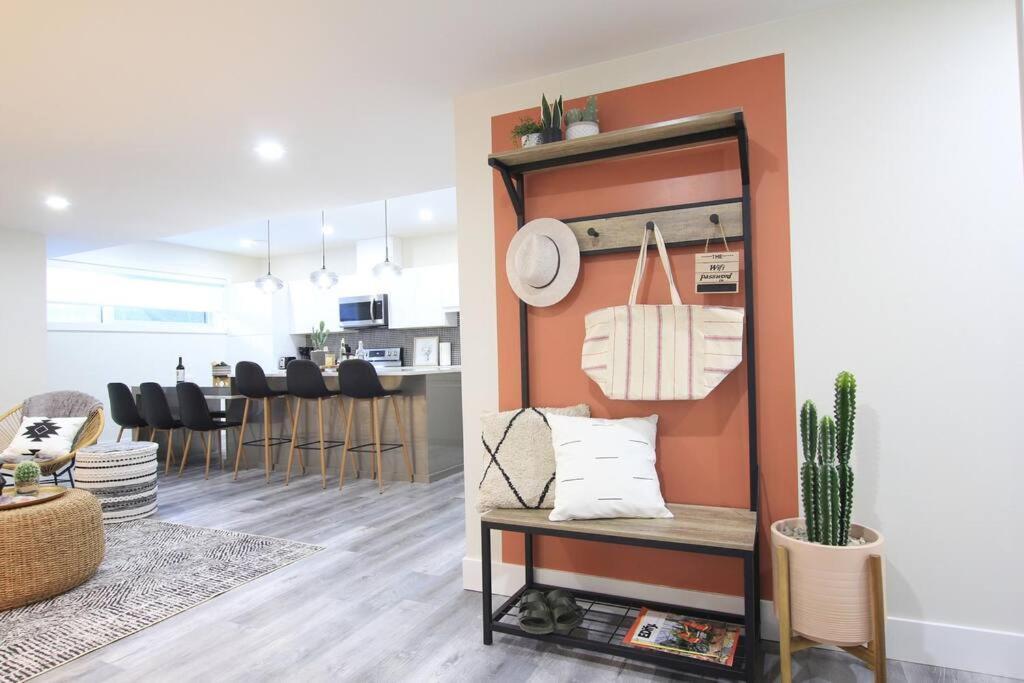 Executive Bsmt Suite, King Bed, 5 Min To Dt & Whyte Ave, Sleeps 6! * Edmonton
