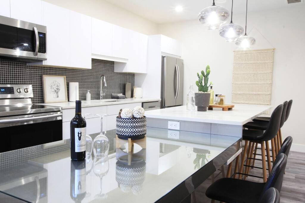 Apartment Executive Bsmt Suite, King Bed, 5 Min To Dt & Whyte Ave, Sleeps 6! Edmonton