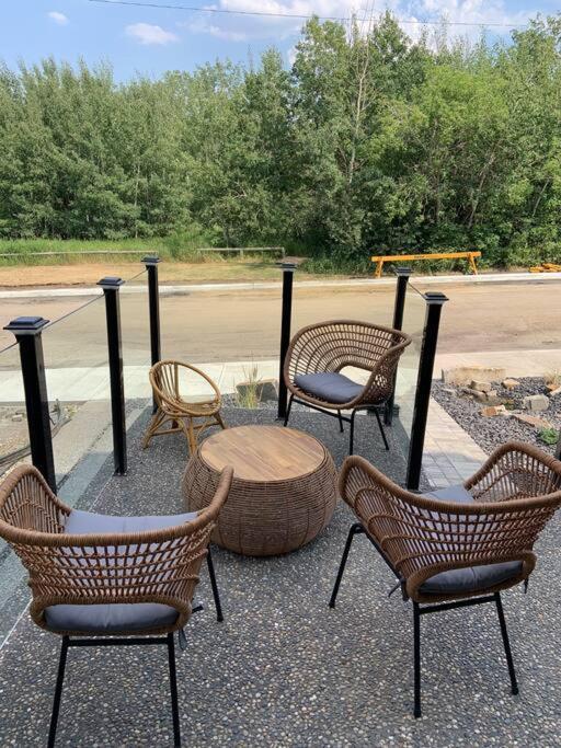 Executive Bsmt Suite, King Bed, 5 Min To Dt & Whyte Ave, Sleeps 6! *