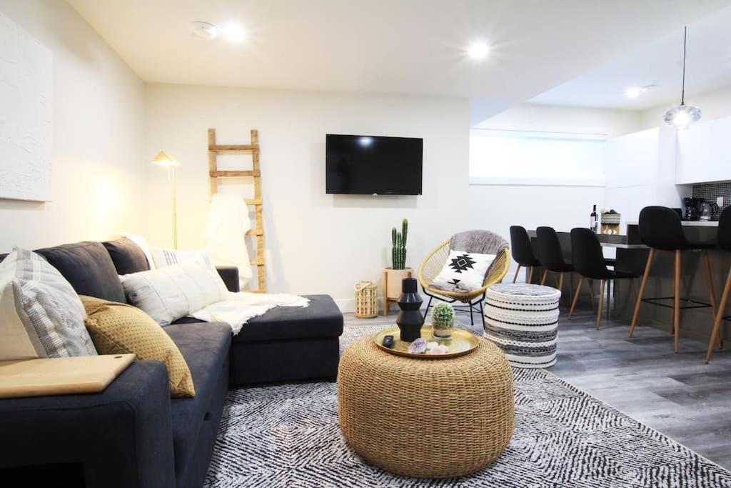 Executive Bsmt Suite, King Bed, 5 Min To Dt & Whyte Ave, Sleeps 6! Apartment Edmonton
